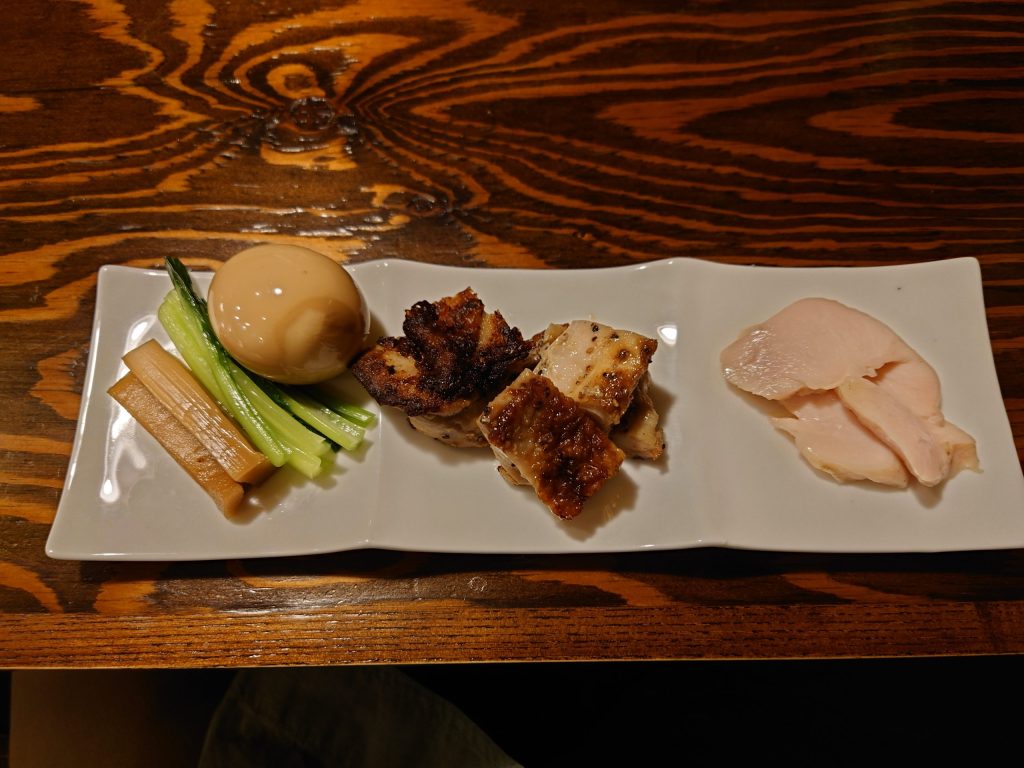 麺屋あごすけ 鶏塩上湯麺 別盛の具材たち