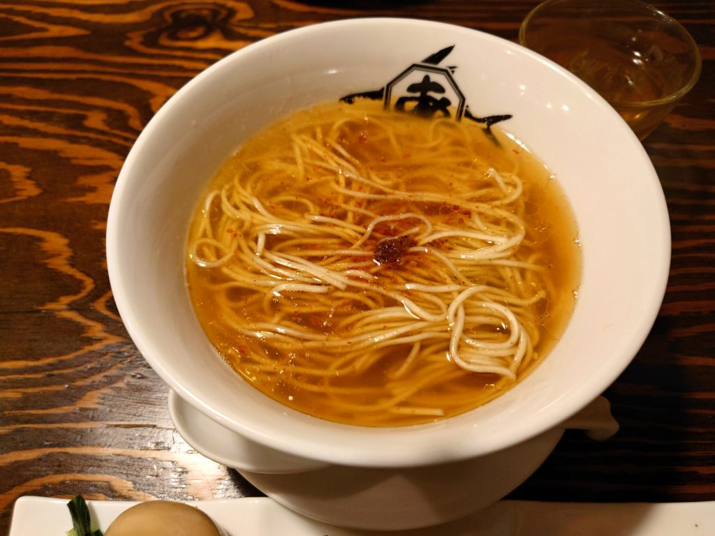 麺屋あごすけ 鶏塩上湯麵 透き通った黄金色の美しいスープと小麦香る歯切れのいい細打ち麺