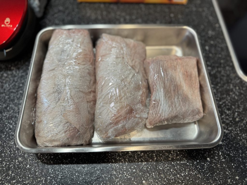 仕込み後のブロック肉。このまま24時間程度寝かせます。