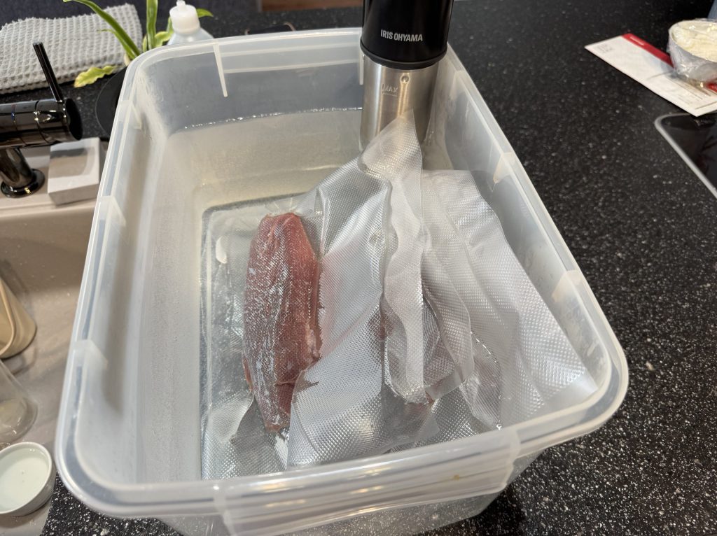 真空パックしたお肉を低温調理器で湯煎していきます。