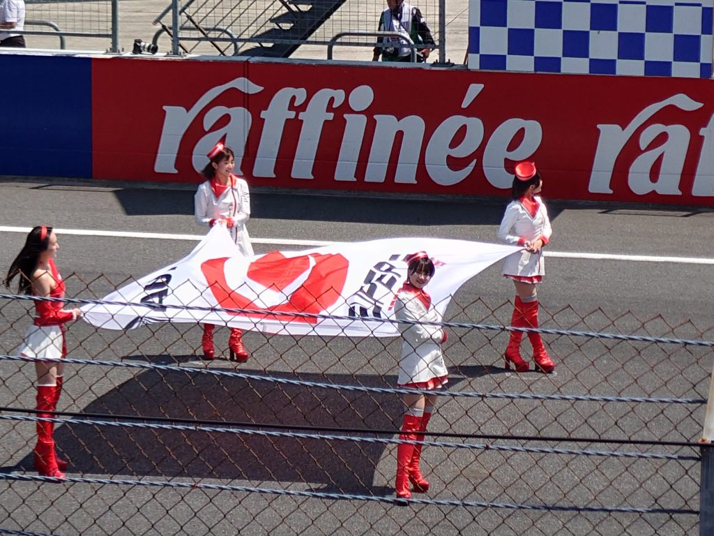 2023年SUPER GT Rd.2富士 スタート前のビッグフラッグ