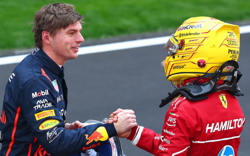パルクフェルメで互いを称え合うスプリント優勝のルイス・ハミルトン（フェラーリ）と3位のマックス・フェルスタッペン（レッドブル・レーシング）、2025年3月22日(土) F1中国GPスプリント（上海インターナショナル・サーキット）