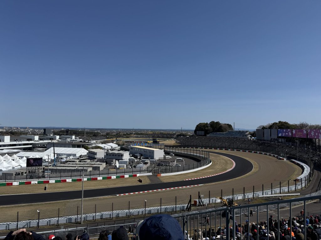 E2席から見た第1セクター。タイム更新には少しのミスも許されない難解なセクションです。