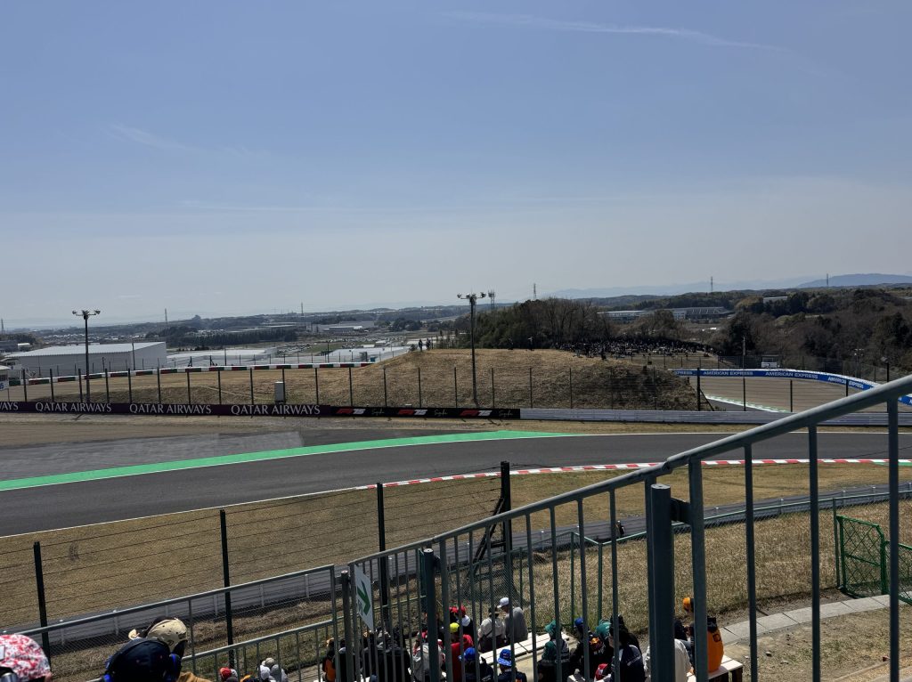 2025年F1第3戦日本GP［DAY-2］以降の観戦席G席は130Rの目の前。音・匂いなど五感で楽しめる席です。奥にデグナー2個目もちょろっと見えます。