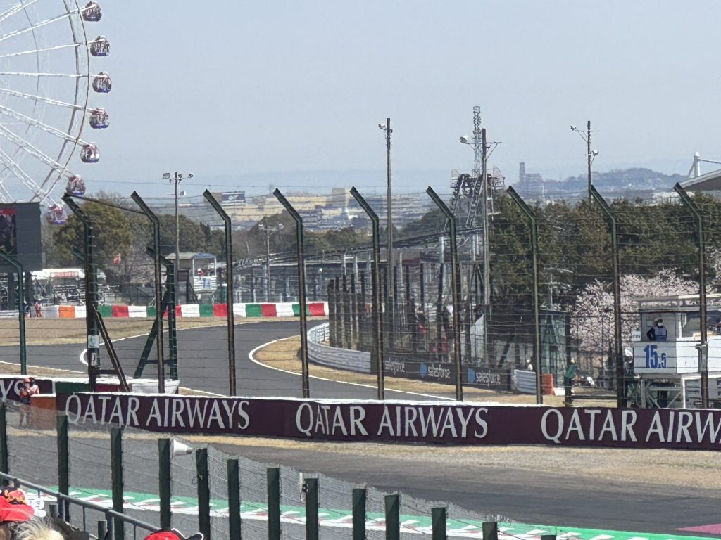 2025年F1第3戦日本GP［DAY-2］以降の観戦席G席の奥にはNIPPOコーナーの立ち上がりもちらっと見えます。