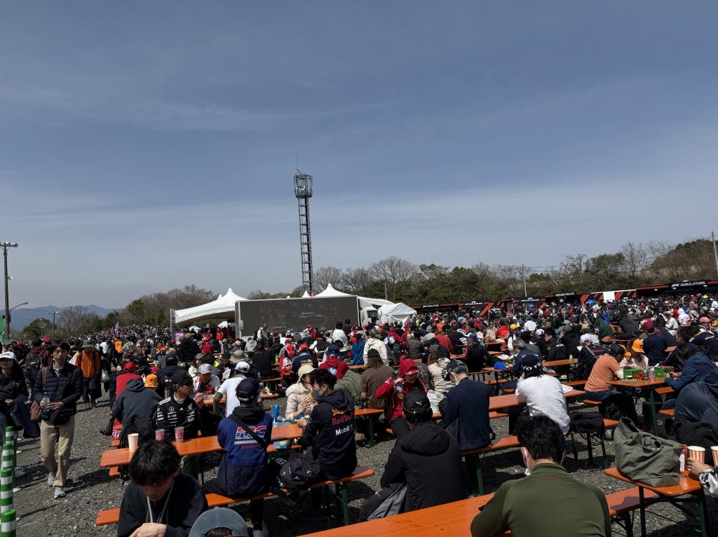 西コースエリアに突如現れた巨大観戦エリア。人の入りも昨年までの比じゃないです。