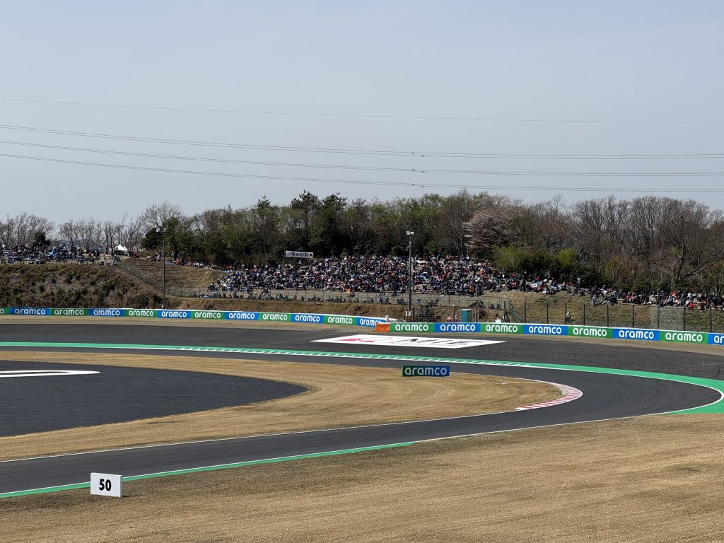 西コースのスプーン席にこの人の入りは、長いこと観戦してますが初の事態です。