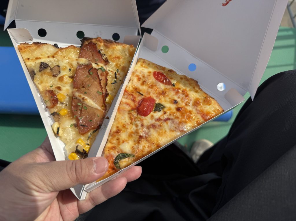 2025年F1第3戦日本GP［DAY-2］のお昼ご飯。どこでも食べれるっちゃ食べれるが、サーキットで食べるピザもまた格別。