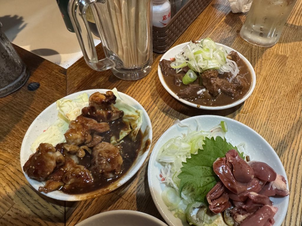 山甲の鶏しんぞう刺し、どて煮、鶏もも焼き。ご飯のおかずにも絶品のおつまみです。