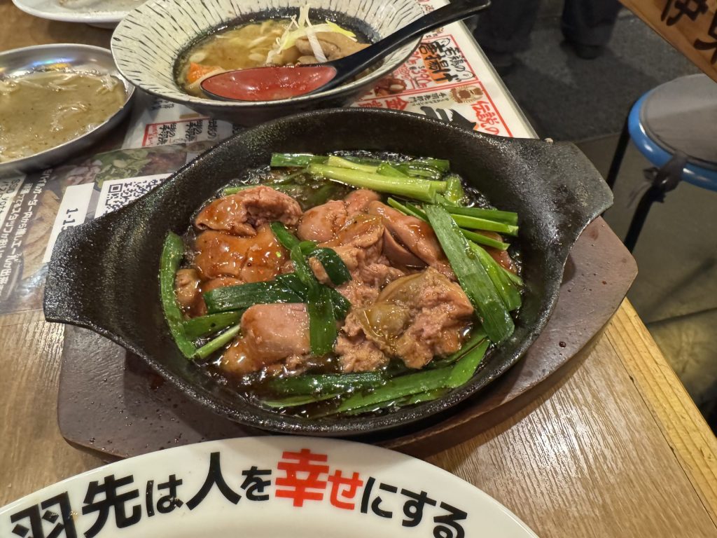 酔っ手羽の生レバニラ。アツアツに熱した鉄板で仕上げるレバニラで、とろとろの鶏レバーとシャキシャキのニラに甘辛ダレが絡まって最高でした。