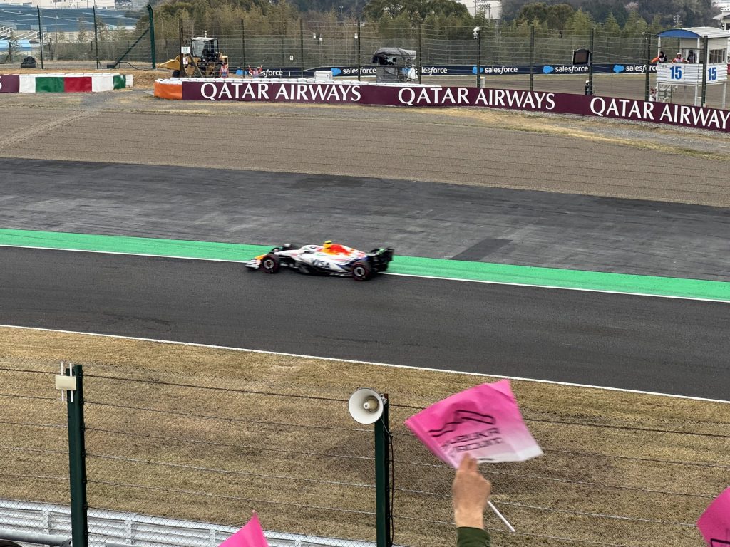 決勝レース後、パレードランの角田選手。悔しい結果も、スタンドのファンの声援にこたえてくれました。