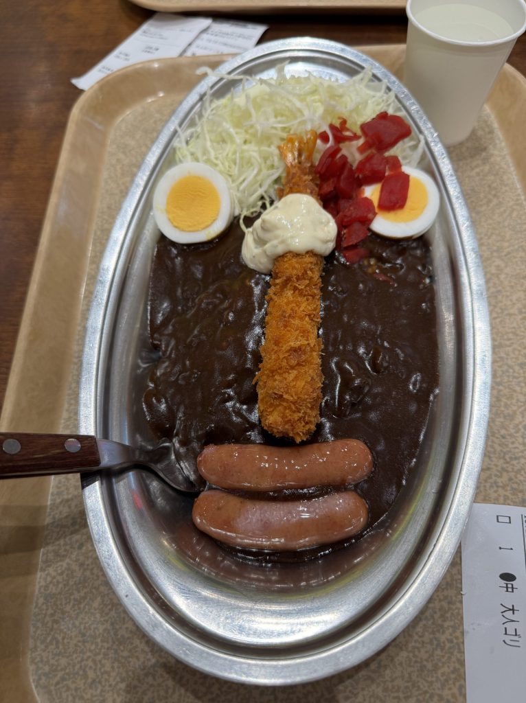 帰宅GPの〆は羽生SAゴーゴーカレーの「大人のゴリエモン」。エビフライとシャウエッセンが黒カレーとよく合います。