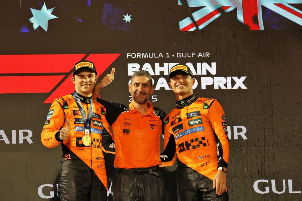 2025年F1第4戦バーレーンGP表彰式　優勝オスカー・ピアストリと3位ランド・ノリス、マクラーレンチーム代表アンドレア・ステラ