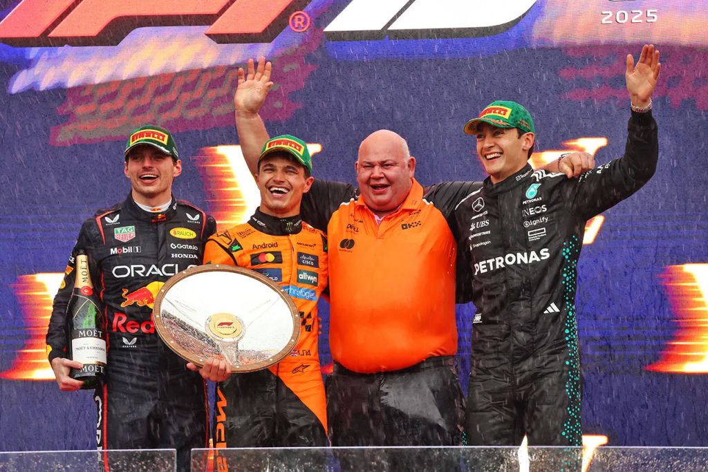 2025年F1第1戦オーストラリアGP　優勝のランド・ノリス（マクラーレン）、2位のマックス・フェルスタッペン（レッドブル）、3位のジョージ・ラッセル（メルセデス）