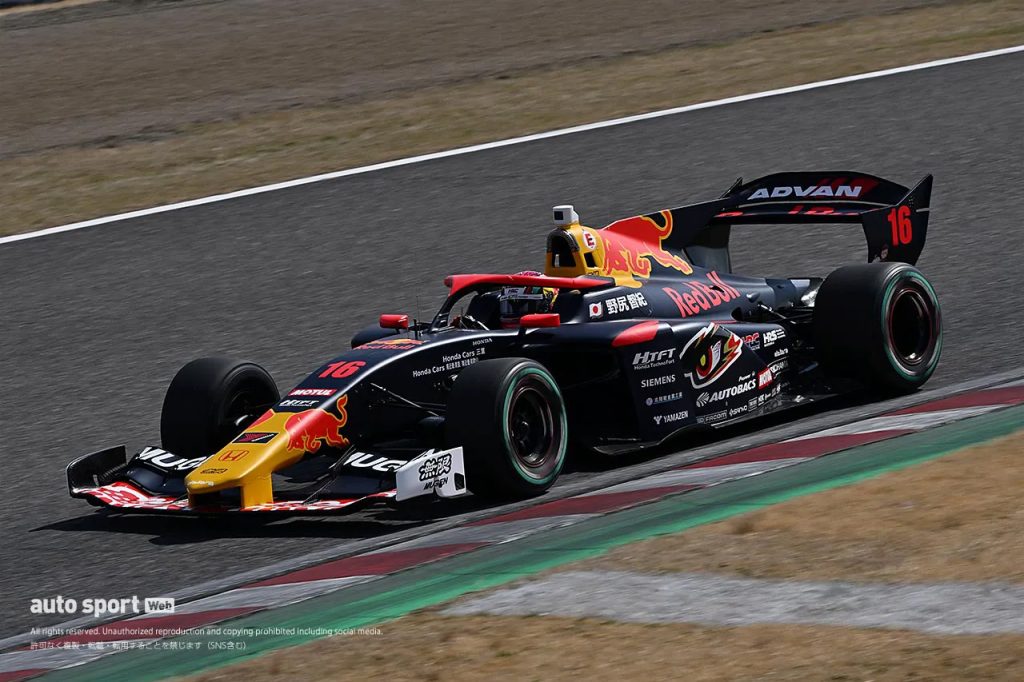 SFチーム無限、野尻智紀選手の16号車。レッドブルカラーがF1を彷彿とさせる。