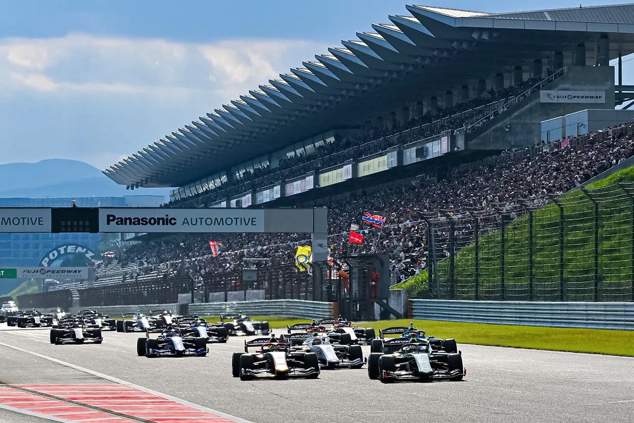2024年スーパーフォーミュラ富士決勝スタートシーン。大観衆と白熱のスタート。