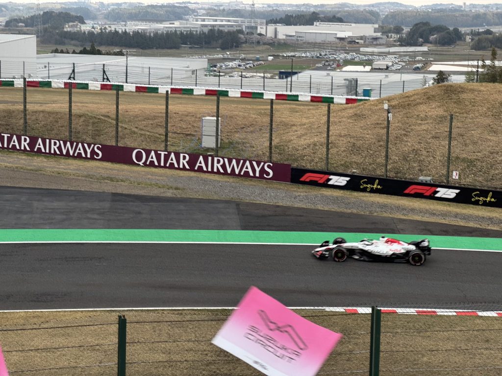 2025年F1第3戦日本GP決勝後ウィニングランのマックス・フェルスタッペン