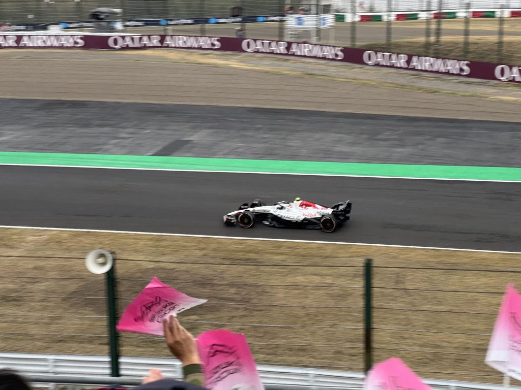 日本GP決勝後のパレードランで130Rを通過する角田裕毅