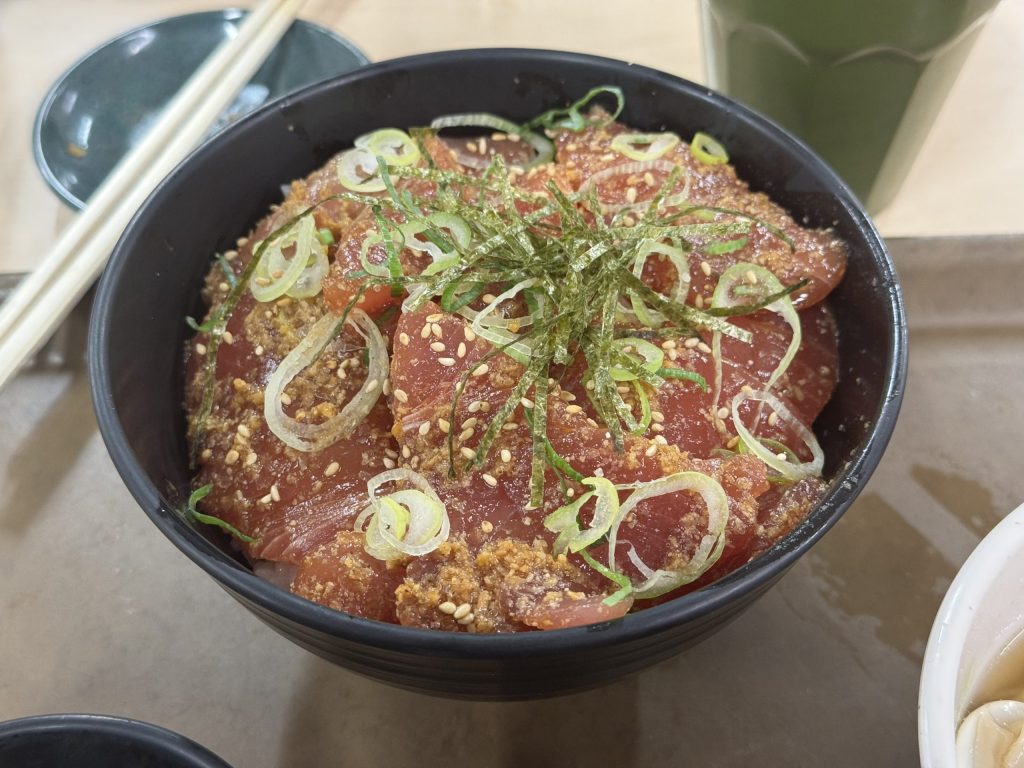 まぐろれすとらんの漁師風海鮮丼。すりごまと甘めのタレでご飯が進みます。