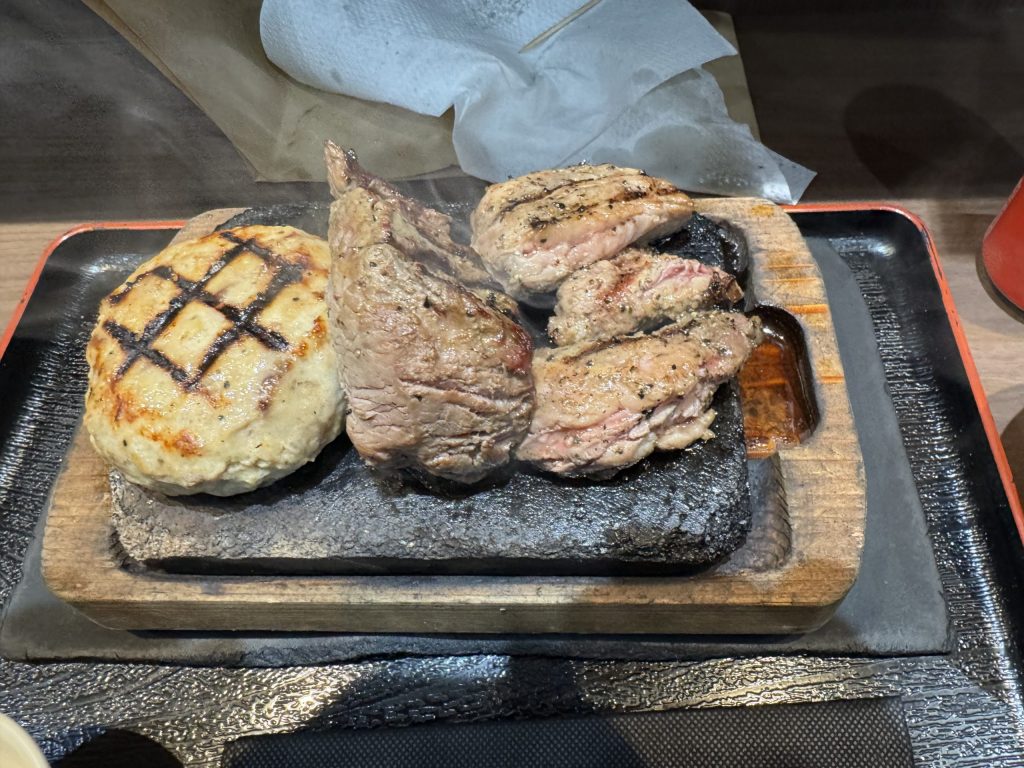 ロースステーキ＆赤身カットステーキ(ハーフ)＆粗挽きハンバーグ。3種の肉を堪能しても2000円程度でおなかも財布も大満足！