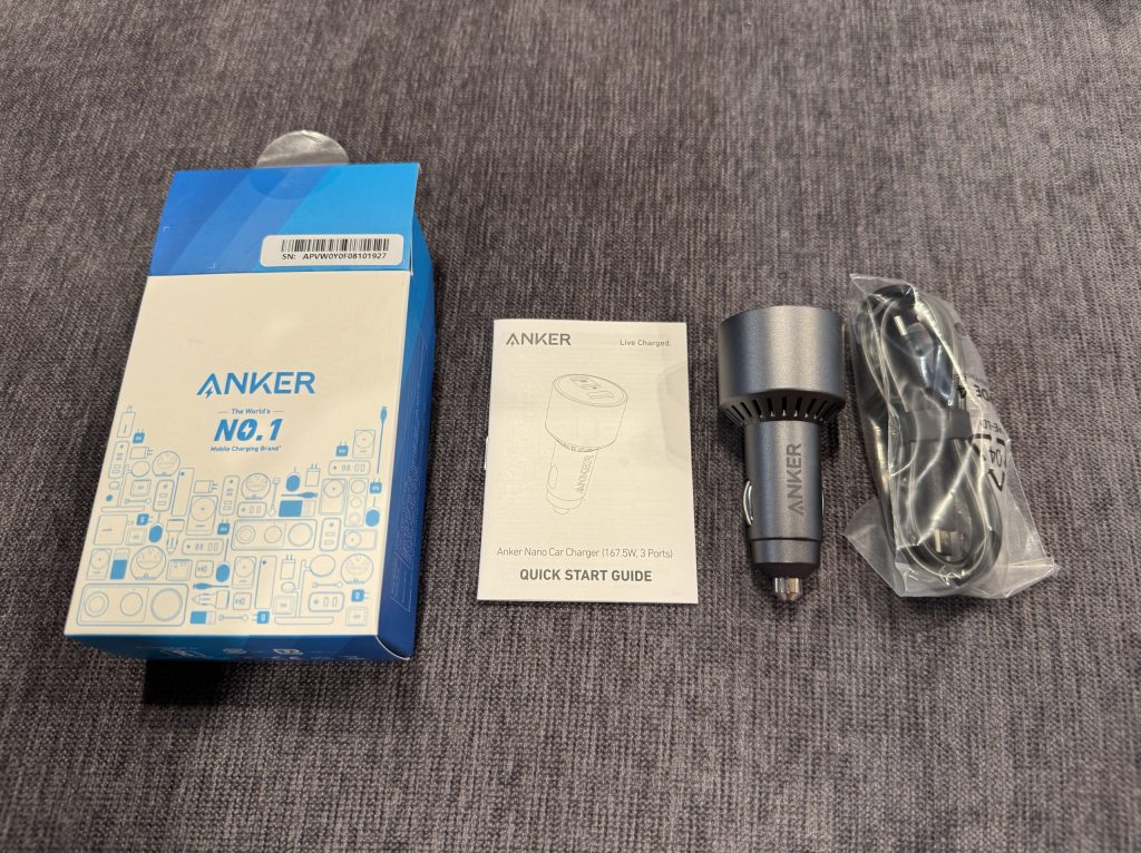 Anker Nano Car Charger 167.5Wの開封の図。100W出るとは思えないくらいのコンパクトサイズで、ケーブル付き。