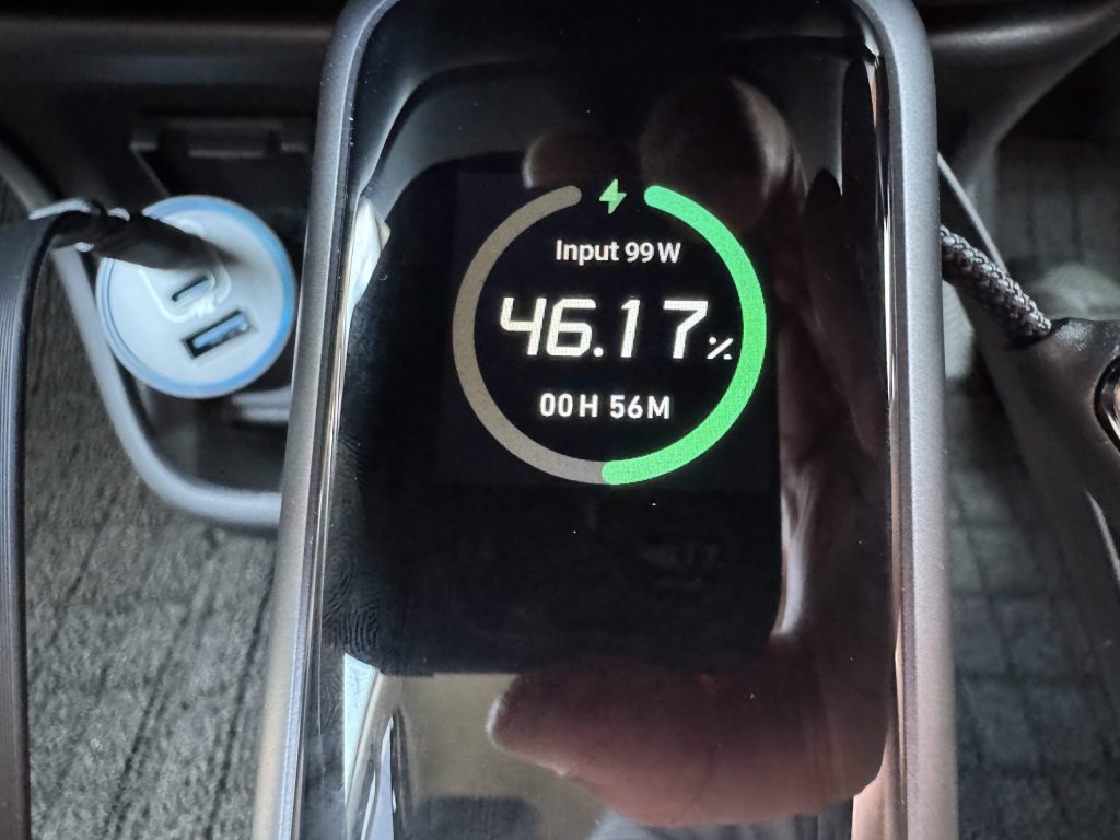 USB-C1での充電出力。ほぼ公称値の99Wが出ている。