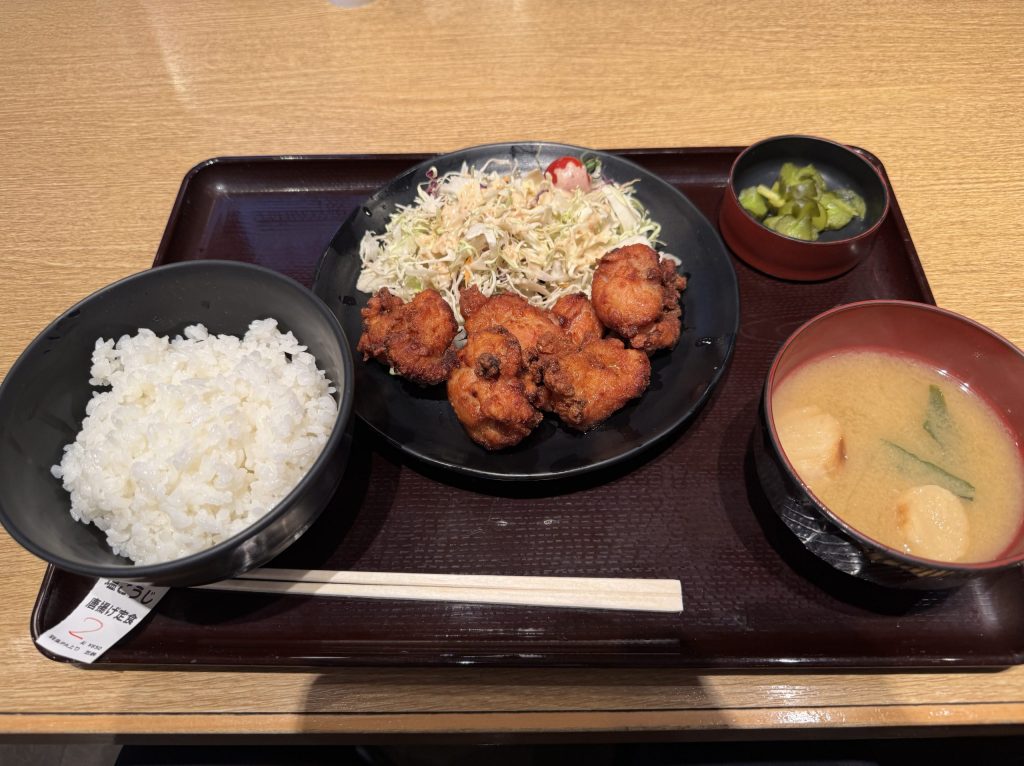 羽生SAの唐揚げ定食(塩麹)ジューシーで安定したおいしさ。昨年12月からのリピートです。
