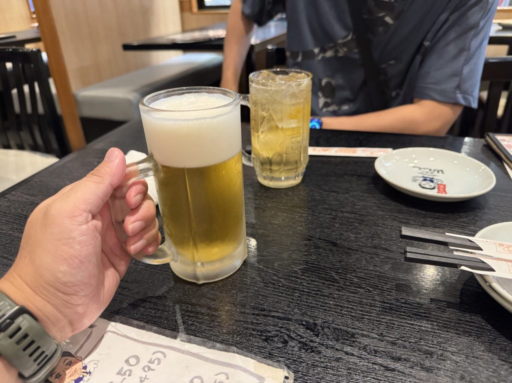 山ちゃんで前々前夜祭のスタート!同僚と乾杯で完全勝利です。