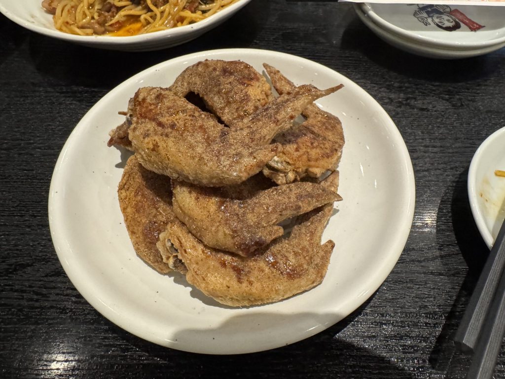 いわずと知れた山ちゃんの大名物、手羽先から揚げ。コショウのきいたスパイシーな味付けは病みつきになること間違いなし!