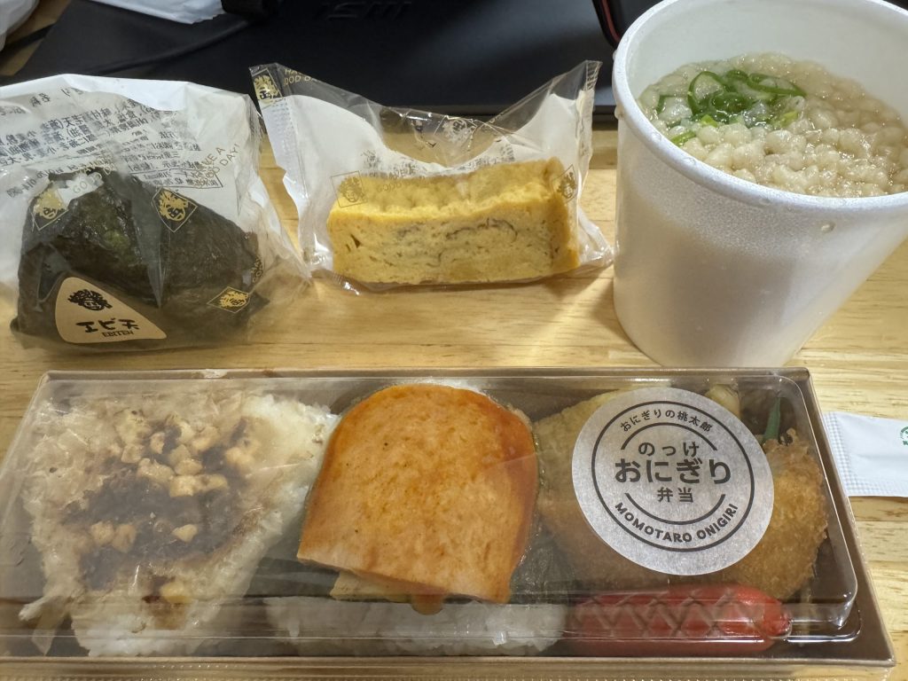 左奥から、えび天おにぎり、だし巻き卵、ミニ桃太郎うどん、おにぎり弁当