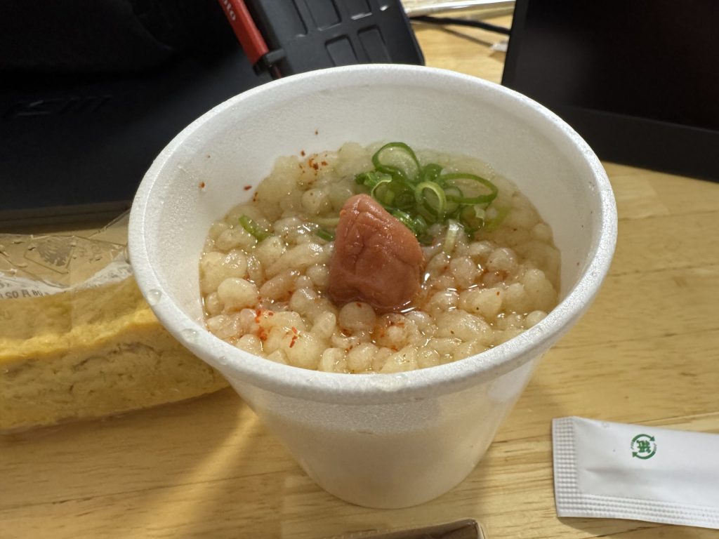 ミニ桃太郎うどん。だしの効いたあっさりめのつゆと梅干しの酸味が爽やか