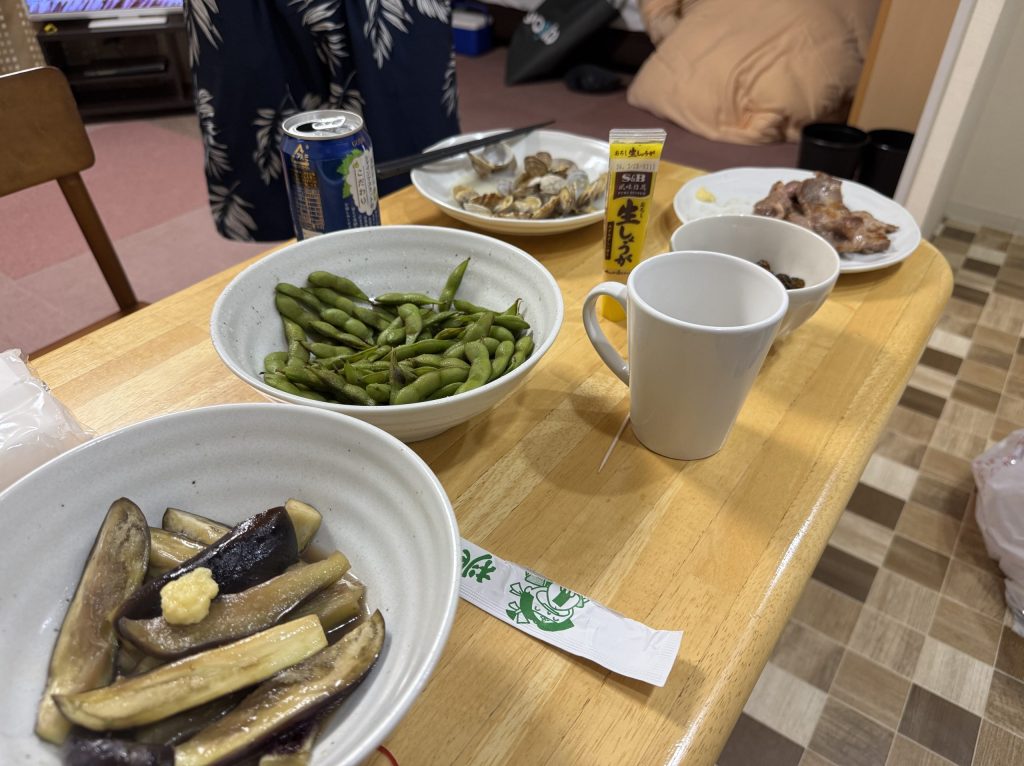 晩酌メニュー。茄子の焼浸し、アサリの酒蒸し、枝豆、他
