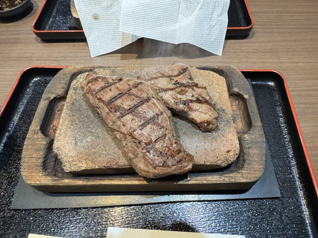 ハラミステーキとロースステーキ（ハーフ）。どちらも柔らかくておいしいが、ハラミが特に美味しい。