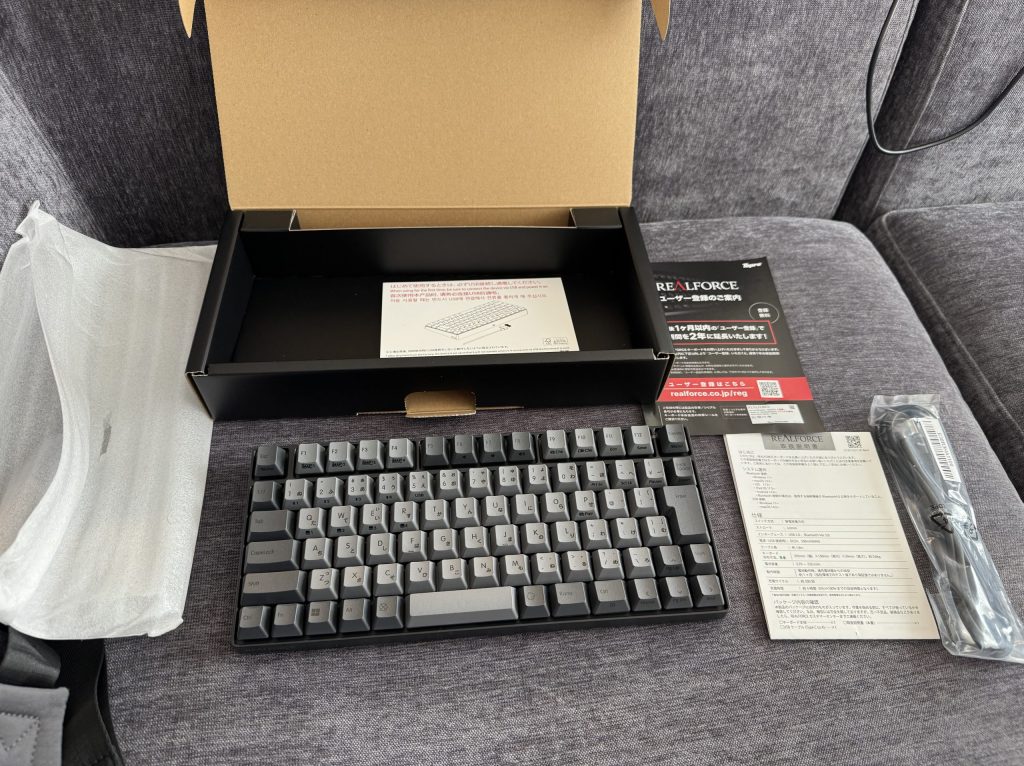REALFORCE RC1 C1HJ11の同梱品一覧。キーボード本体、ケーブル、説明書、と非常にシンプル。