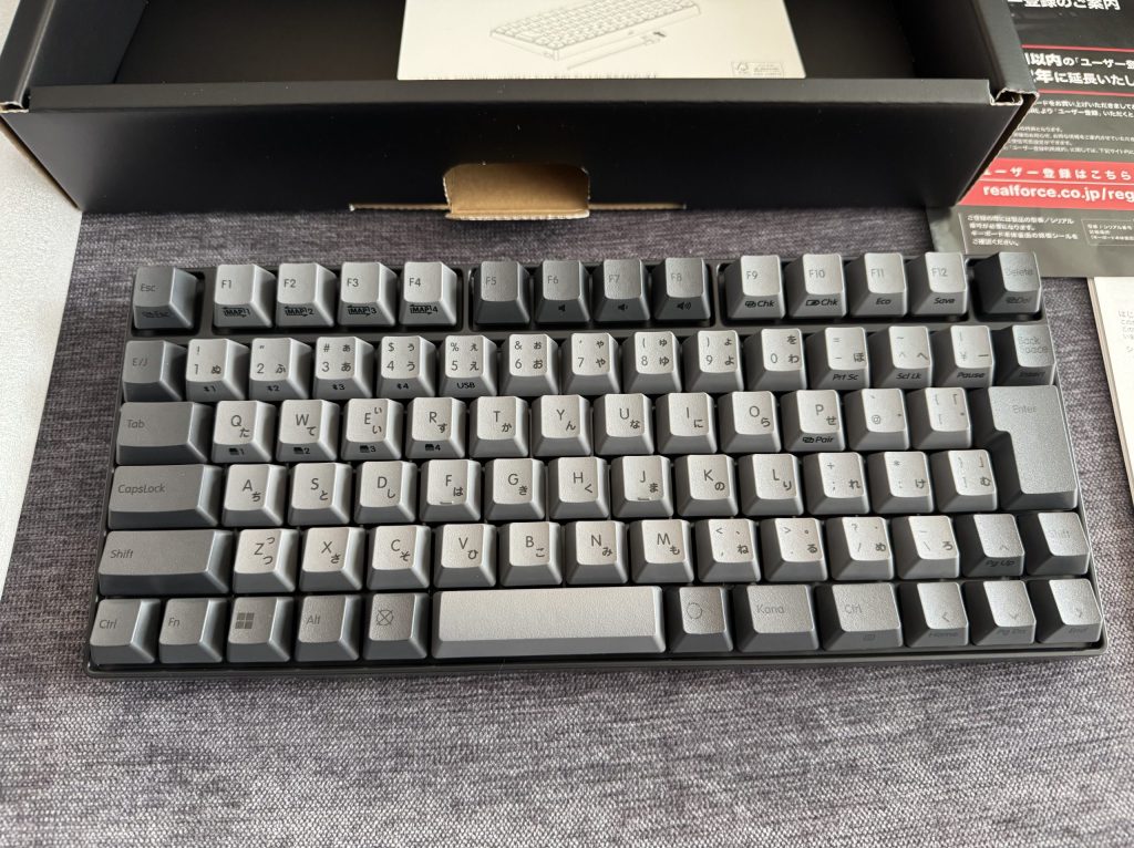REALFORCE RC1 C1HJ11の外観。標準的なキー配列であるものの、右Shiftは小さくなっている。