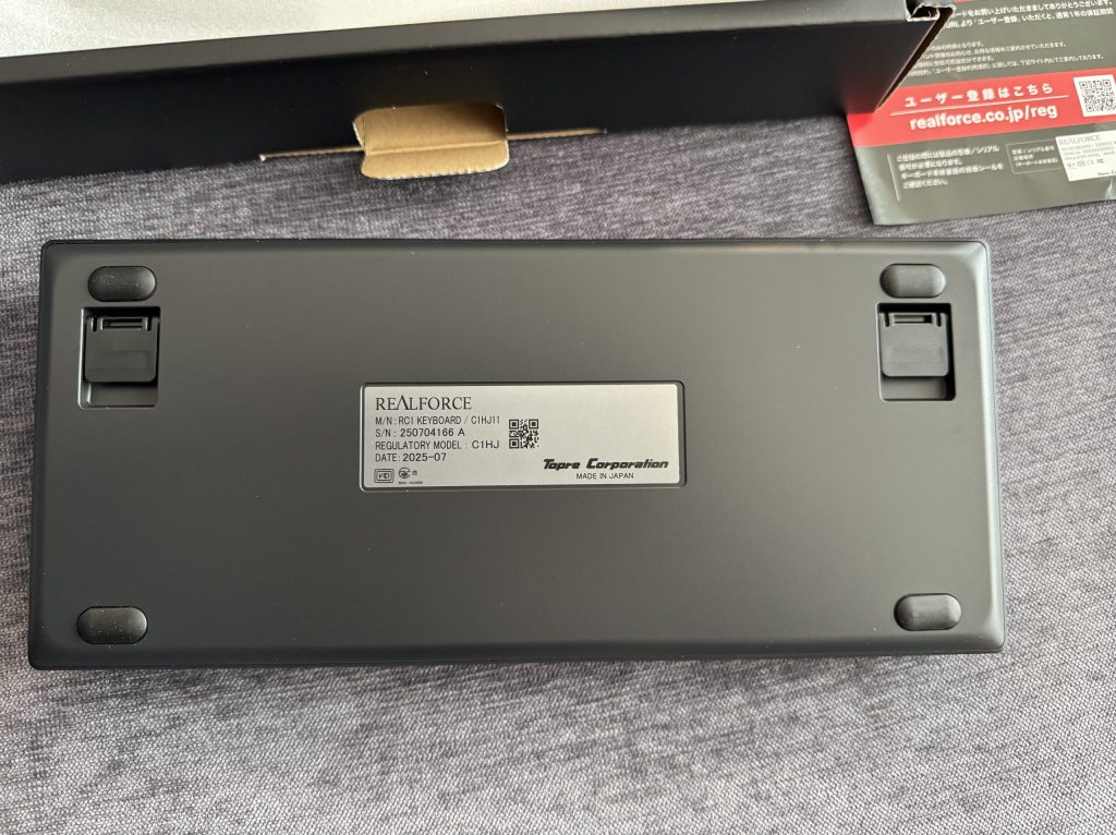 REALFORCE RC1 C1HJ11の外観裏面。プラスチック製ではあるものの、仕上げには高級感を感じる