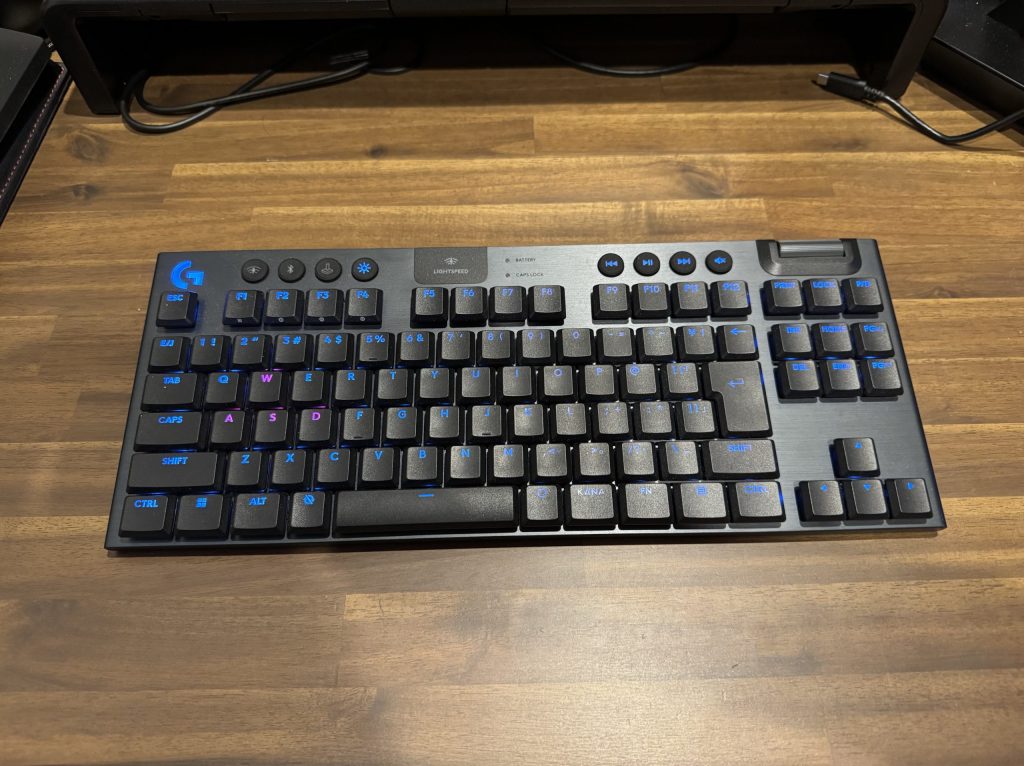 Logicool G915X TKL外観。薄型のロープロファイルキーボードで、建付けもよく、ギラつきすぎないRGBがカッコいい