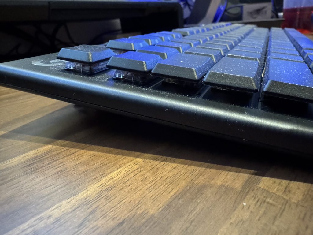 Logicool G915X TKLを側面から見た図。ロープロファイルキーボードで非常に薄い。