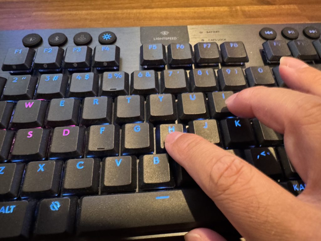 Logicool G915X TKLのキー押下の様子。G913に比べキーの安定性が格段にあがり、タイプしやすくなっている。
