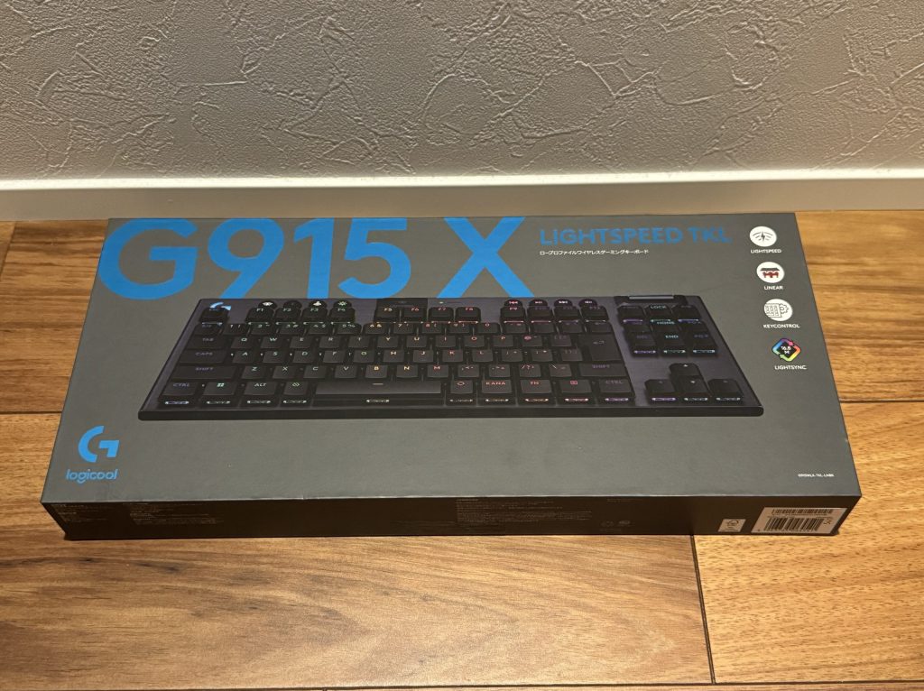 Logicool G915X TKL外箱。グレーを基調とした外観にブルーの文字とシンプルな装飾。
