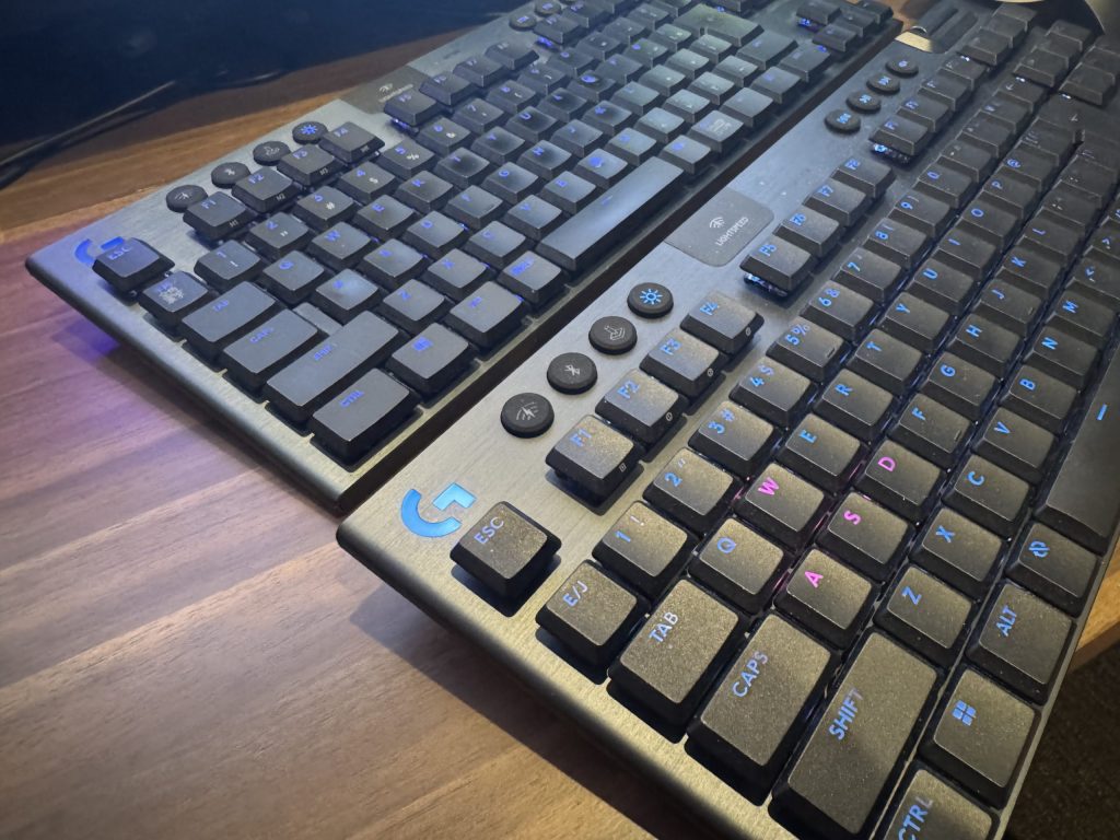 奥：G913 TKL、手前：G915X TKL。見た目にはほとんど差はないが、よく見ると外観にも変化が見える。