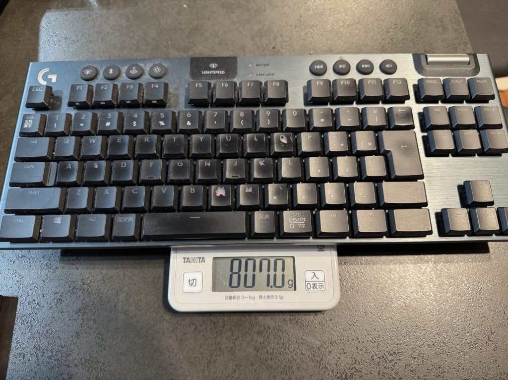 Logicool G913 TKLの重量実測。公称値に対し、3gほど軽い。G913と比べると40gほど減少。