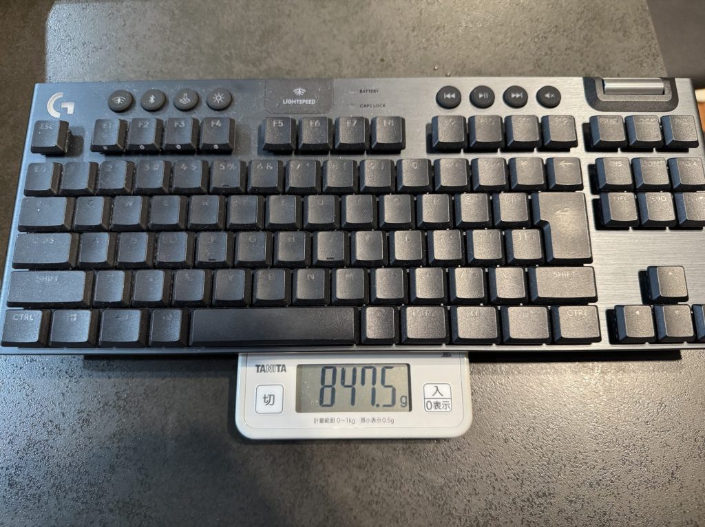 Logicool G915X TKLの重量実測。公称値に対し、13gほど軽い。G913と比べると40gほど増加。