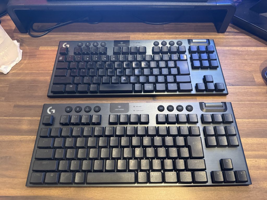 奥：G913 TKL、手前：G915X TKL。見た目にはほとんど差はないが、細部には違いが見て取れる。