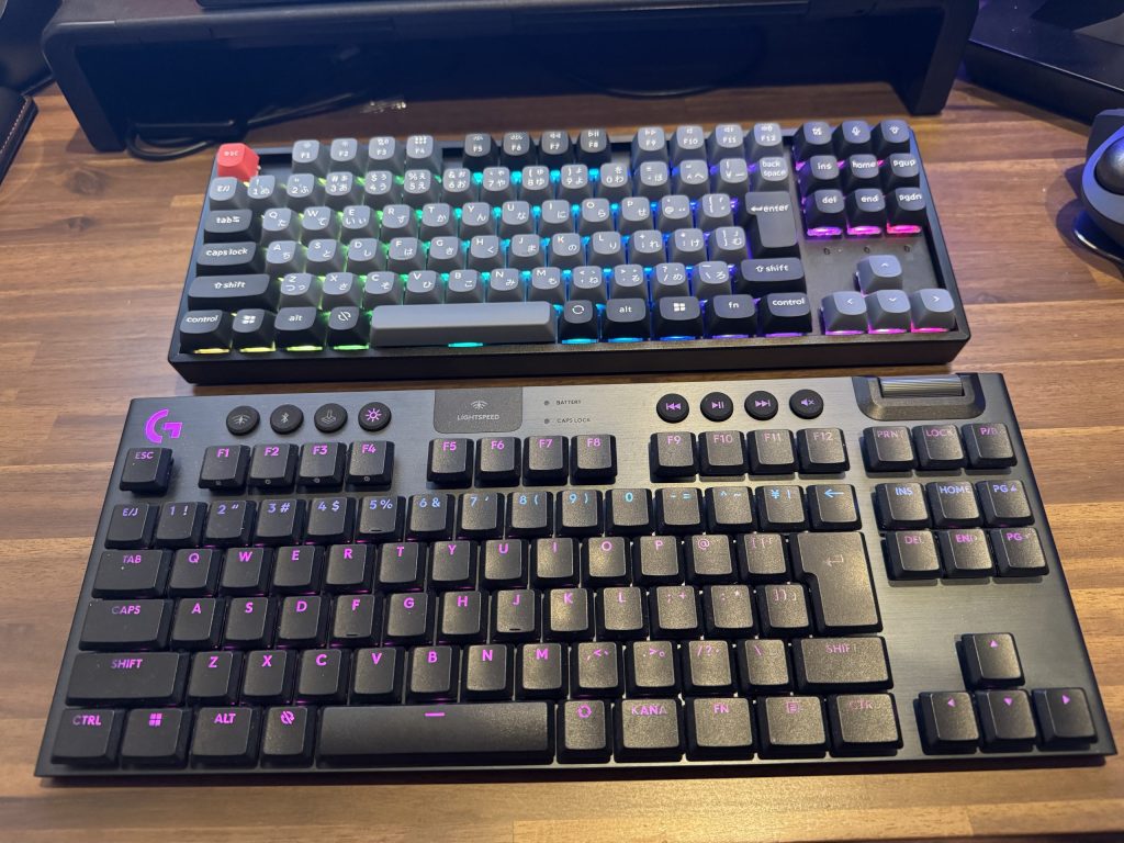 奥：Keychron K8 Pro、手前：Logicool G915X TKL。同じテンキーレスサイズであるが、幅・奥行ともにG915Xのほうが少し大きい。