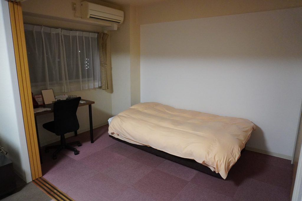2025年8月の8耐宿泊したウィークリーマンションの半個室。2人部屋だが、プライベート空間を確保しゆっくり休める。
