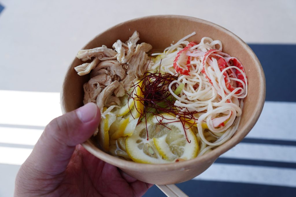 レモンラーメン+鶏&かにかまトッピング。コンセプトとしては夏にぴったり。