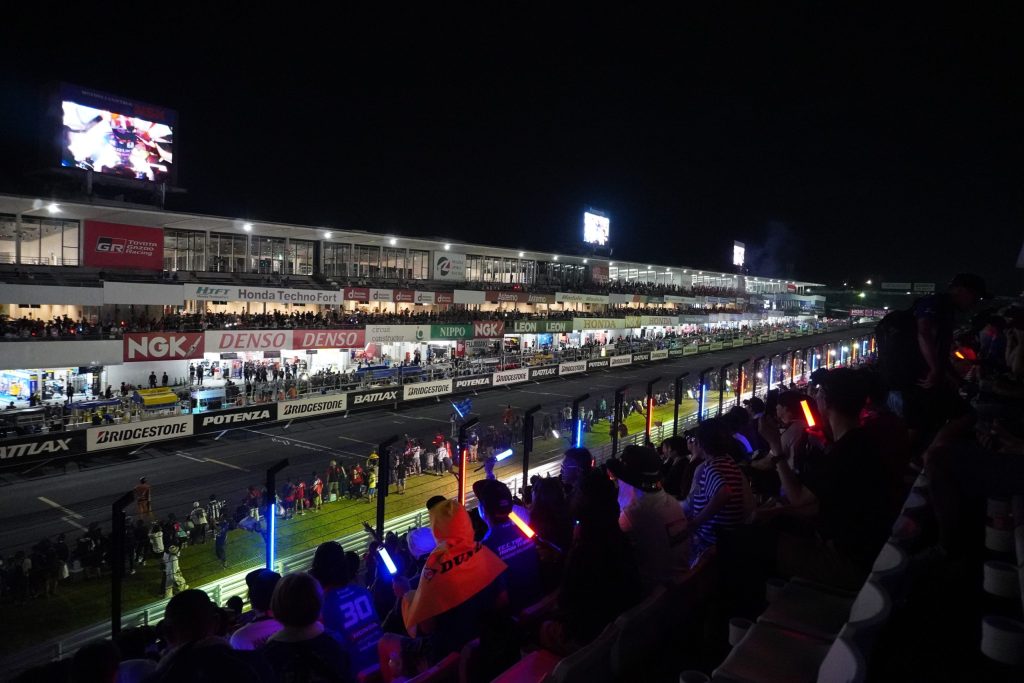 2025年鈴鹿8耐。レース終了後のグランドスタンド。ペンライトで会場の一体感が出てます。