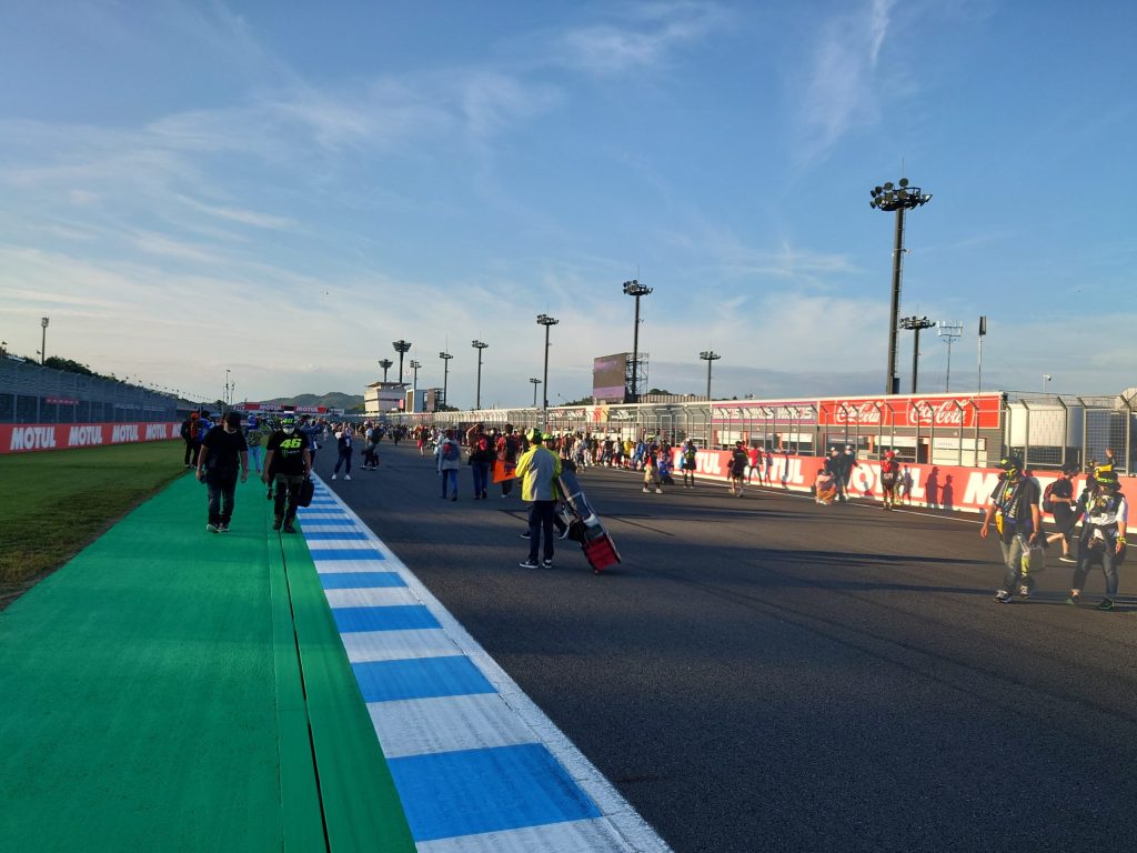 2022年決勝後のコースウォーク(ホームストレート)