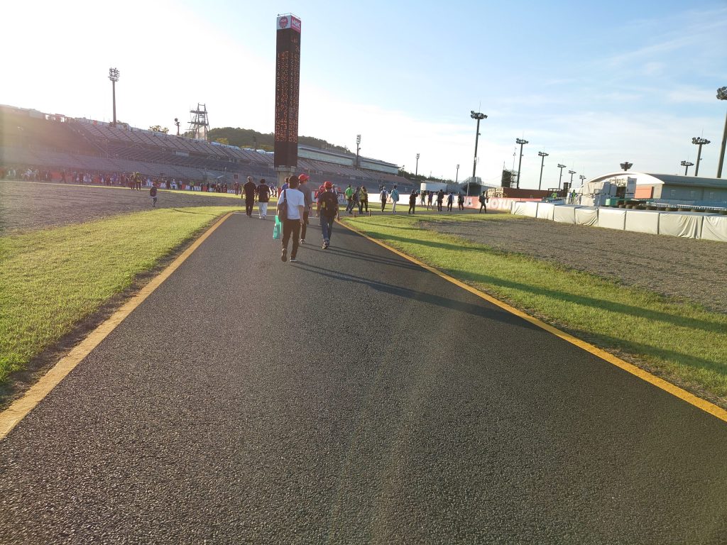 2022年決勝後のコースウォーク(ピットレーン入り口)